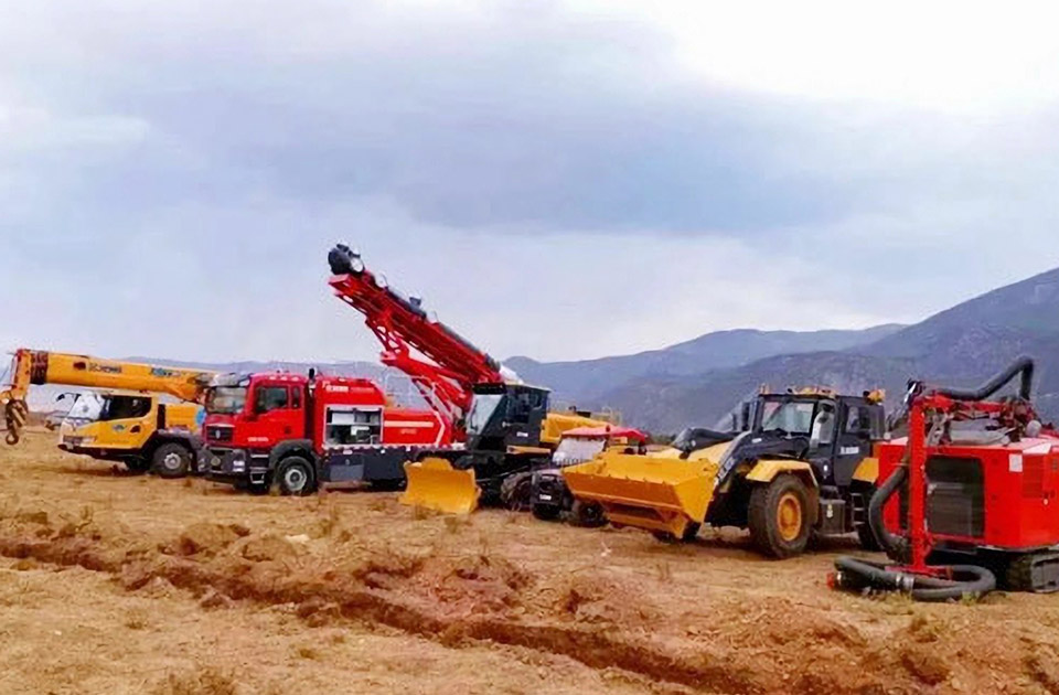 徐工參與空地聯合營救滅火、“孤島”救援、堰塞湖險情處置等實戰演練。