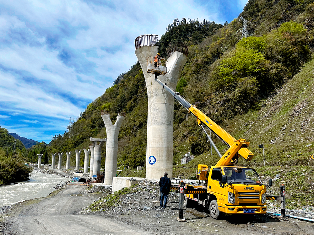 徐工高空作業(yè)車架成四山地軌道“天軌”，顯中國基建實力