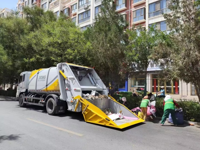 徐工后裝壓縮式垃圾車助力瓜州：高效收轉(zhuǎn)運(yùn)破解戈壁城市環(huán)衛(wèi)難題