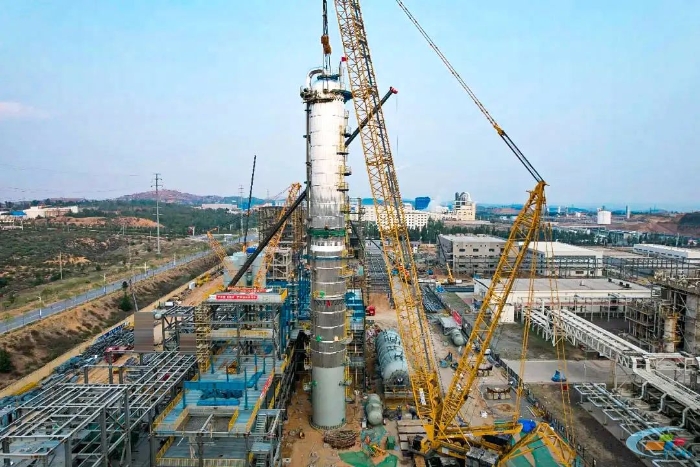 二十載老將再建功！徐工QUY450協助XGC12000輕松搞定百噸精餾塔