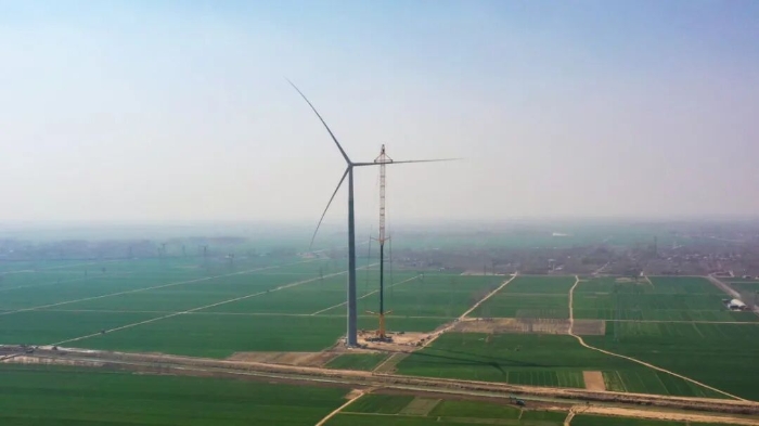 暴雨中橫走的 “鋼鐵巨獸”！徐工 4000 噸起重機撐起 160 米風電，這細節太硬核！