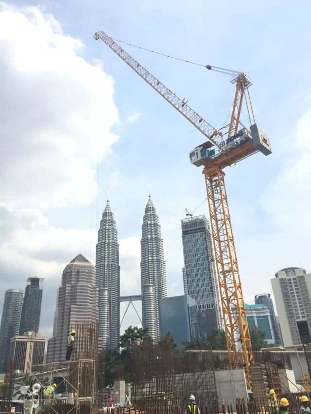 雙子塔旁，徐工塔機展英姿