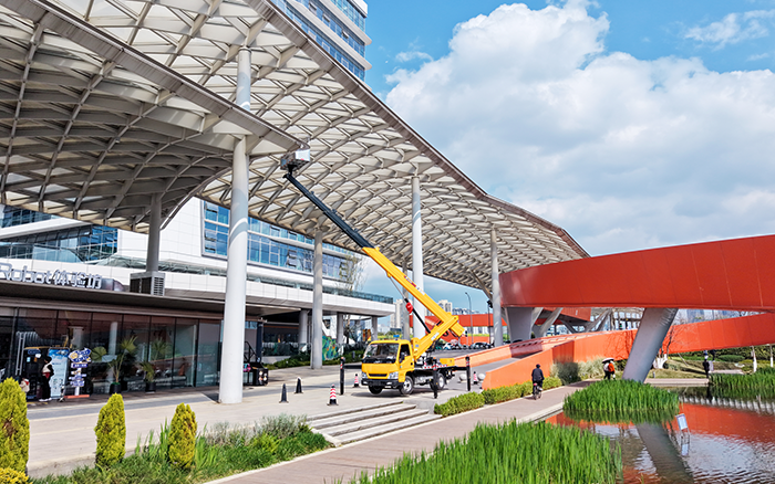 高空“精修”！徐工M系列高空作業車為西南擦亮城市封面