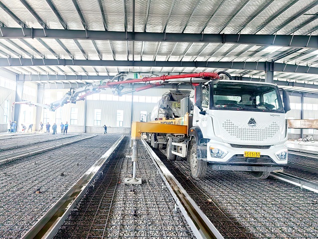 低展開高度破解施工難題！徐工33米泵車廠房內狹小空間顯身手