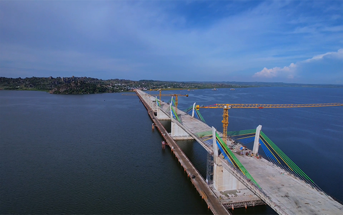 張開“湖上臂膀”：徐工XGT8022-205助建非洲最長矮塔斜拉橋