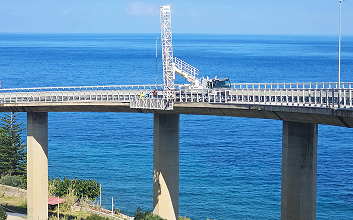 徐工橋梁檢測(cè)車再度出海，護(hù)航西西里海大橋運(yùn)維
