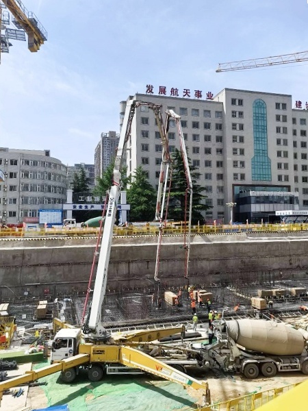 徐工HB62V泵車完成西安灞橋1800方C40大方量澆筑