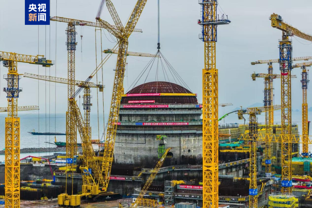 央視直擊：270噸穹頂！徐工完成“華龍一號”關鍵一吊