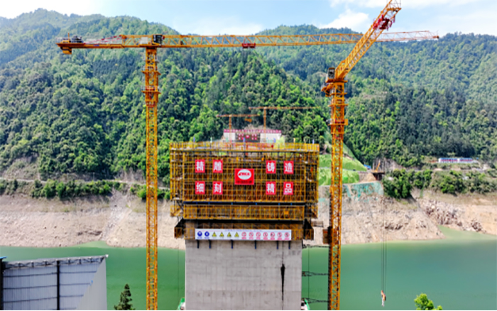 飛虹再起 “徐工金”助建黔東南第一高橋