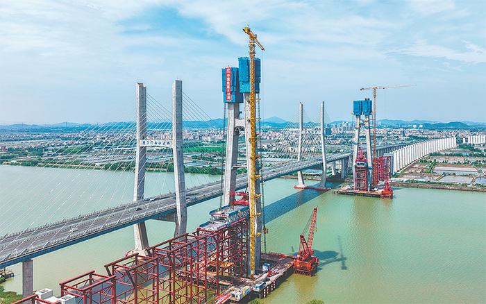 鋼鐵巨臂耀珠江：徐工XGT7527A-18S助力深江鐵路主橋建設(shè)